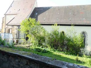 Ansicht von Norden mit Kirche (Hochchor sowie Langhaus) im Kirchhüf über Kirchhofmauer