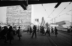 Berlin: Hochhaus am Zoo; Blick unter dem Fernbahnhof Zoo