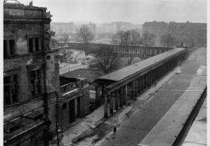 Blick vom Alten Museum auf die zum Teil zerstörte Fassade des Neuen Museums und die Kolonnaden