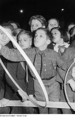 Kinder beim Holzringewerfen beim Kreisausscheid für Volkskunst