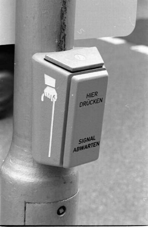Zusatzeinrichtungen für Blinde und Sehbehinderte an den Ampel-Signalanlagen in der Moltkestraße und Stephanienstraße
