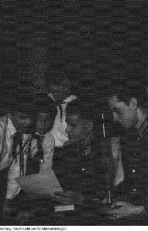 Pioniere als Gratulanten in einem Truppenteil der NVA (Anlass wohl Tag der NVA, 1. März 1961) : Dresden. Pioniere als Gratulanten in einem Truppenteil der NVA (Anlass wohl Tag der NVA, 1. März 1961)