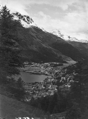 St. Moritz : Blick von einer Anhöhe auf St. Moritz und den St. Moritzsee.
