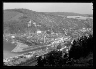Blick auf Bahnhofsgelände, Mainspitze, Innenstadt und Burg Richtung Taubertal
