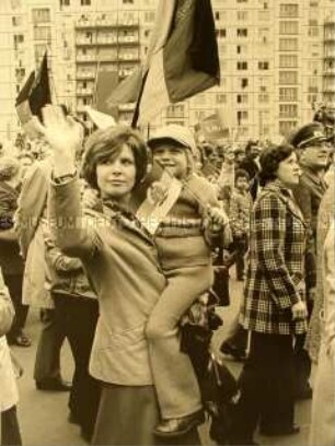 Vor der Ehrentribüne am 1. Mai in Berlin (Ost)