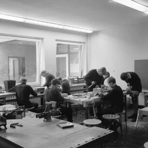 Fritz-Reuter-Schule: Sonderschule: Fritz-Reuter-Straße: Innenansicht: Werkraum: Schüler beim handwerklichen Arbeiten