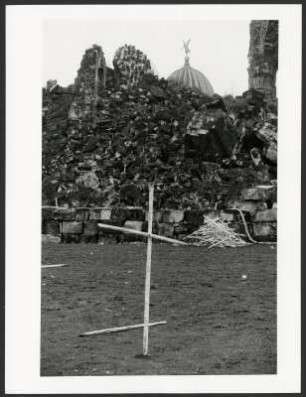 Ruine der Frauenkirche mit dem Rest der Protestkreuze gegen den Golfkrieg, dahinter die Kuppel der Hochschule der Bildenden Künste