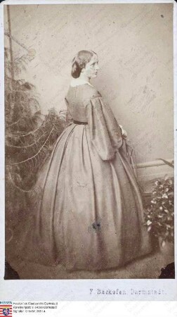 Becker, Mathilde (Thilde) geb. Emmerling (1835-1916) / Porträt, Brautbild, stehend, Ganzfigur
