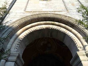 St. Salvator - Romanisches Hauptportal im Westen - Bogen mit Archivolten und Ornamentik