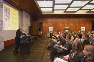 Redner Dr. Thomas Bürger im Vortragssaal: "Dresden online - Bilder und Bücher zum Stadtjubiläum 2006"