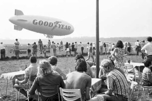 Freiburg: Flugplatz; Luftschiff Goodyear bei der Landung