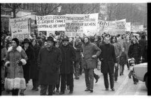 Kleinbildnegativ: Demonstration der Karl-Bonhoeffer-Nervenklinik, 1971