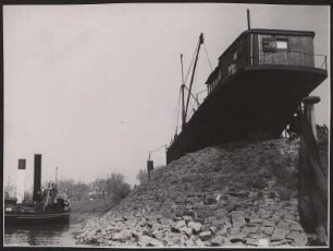 Trockengelegtes Schiff am Binnenhafen Duisburg-Ruhrort