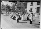 1. Mai-Feier Sigmaringen 1934; Metzgerinnung beim Maiumzug in der Leopoldstraße, im Hintergrund Abzweigung Jägerstraße (Jägerstraße 8)