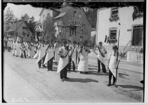 1. Mai-Feier Sigmaringen 1934; Metzgerinnung beim Maiumzug in der Leopoldstraße, im Hintergrund Abzweigung Jägerstraße (Jägerstraße 8)