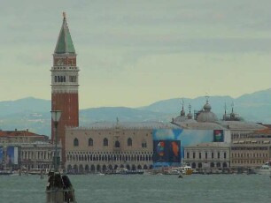 Venedig - Berge hinter dem Dogenpalast : Bei besonderer Wetterlage sind hinter dem Campanile und dem Dogenpalast von Venedig die Berge der Alpen zu sehen. Aufgenommen am 9. August 2011