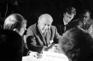 20. Tagung 1970 Chemiker; Studentenabend Nobelpreisträger im Gespräch: Werner Heisenberg Nahaufnahme