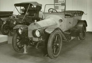 Benz Tourenwagen, dahinter ein als "Wanderer" bezeichneter, aber nicht als solcher nachgewiesener Wagen : Benz, Tourenwagen, 1911