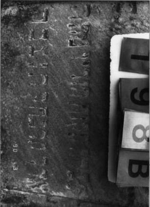 Grabstein 198 (Index: 100115000) Material: Sandstein Zustand: sehr stark verwittert mit sehr großem Textverlust Maße HxBxT: 155x59x12 cm Beschreibung: Stele mit Hufeisenbogen: Grabstein 198B