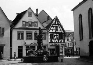 Offenburg: Löwenbrunnen und Fachwerkhaus