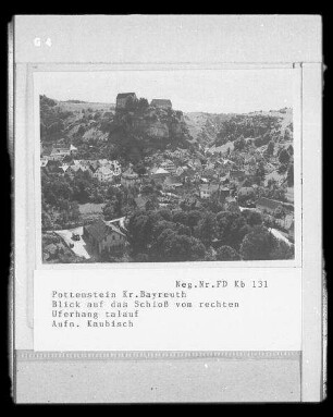 Pottenstein. Stadtansicht vom rechten Uferhang talauf gegen Burg Pottenstein (1057/1070 gegründet)