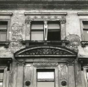 Cottbus, Marienstraße 28. Wohnhaus (1875). Fenster der Portalachse (2. u. 3. OG)