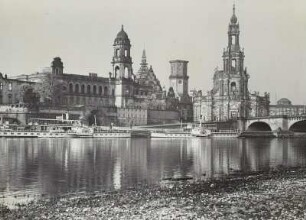 Dresden, Blick vom Neustädter Elbufer auf die Altstadt : Terrassenufer, Dampferanlegestelle