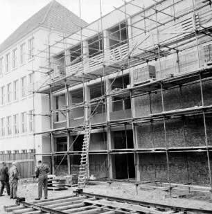 Stormarnschule: Gymnasium: Waldstraße: vierter Erweiterungsbau: Rohbau mit Gerüst: im Vordergrund Schienen für Baukran: links Erweiterungsflügel ab 1951