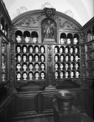 Regalwand aus der ehemaligen Charité-Apotheke in Lyon