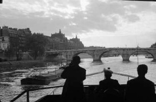 Paris: Seinefahrt, im Gegenlicht [Gare d'Orsay]