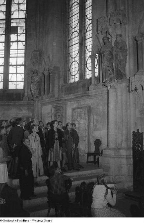 Besucher vor den Stifterfiguren Ekkehard und Uta im Naumburger Dom St. Peter und Paul