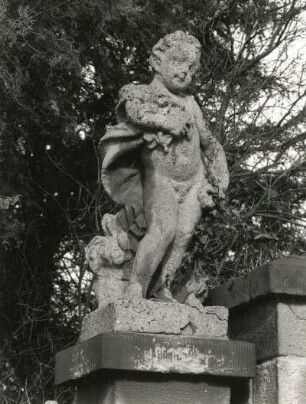 Putto : Putto. Zementguß? (um 1907). Dresden-Blasewitz, Hüblerstraße 24, Torpfeiler