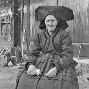 Spreewald um 1940. Ältere Frau in Spreewälder Trauertracht. : Błóta wokoło 1940. Starka w žarowanskej Błótowskej drasće.