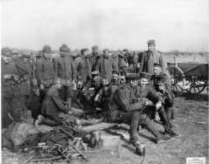 Italienische Kriegsgefangene mit deutschen Bewachern