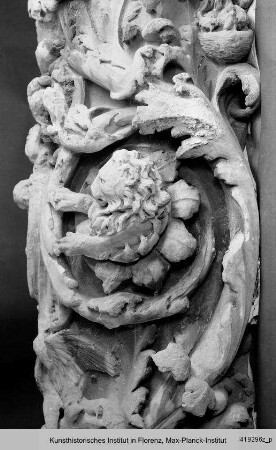 Fragment der nördlichen Rankensäule vom Hauptportal des Domes