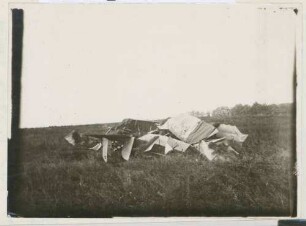 Foto eines abgeschossenen feindlichen Flugzeugs bei La Chalade