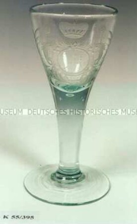 Kelchglas mit Monogramm M und Kurhut