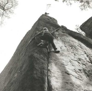 Sächsische Schweiz. Pfaffenstein, Südliche Pfaffenschluchtspitze. Bernd Arnold mit Arwed von Carlsburg an "Der Ringlose", Erstbegehung am 10. Oktober 1982