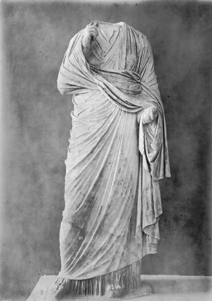 Gewandstatue im Typus der Formianerin, Faustina die Jüngere (?)