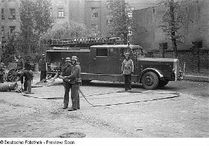Aufnahmen der Feuerwehr Berlin bei Rettungsübungen : Feuerwehrleute mit Löschfahrzeug