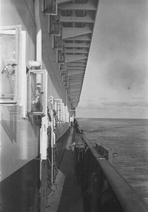 Gang zum Schwimmbad : Schiffsdeck mit Meer