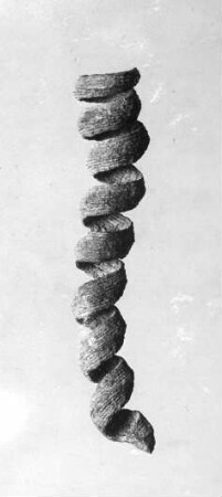 Feinziselierte gedrehte Haarlocke, an beiden Enden gebrochen (Fragment einer Bronzestatue)