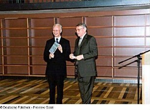 Bauübergabefeier. Prof. Jürgen Hering übergibt Prof. Hans Joachim Meyer symbolisch einen Benutzerausweis