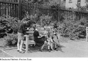 Kinder auf einem Spielplatz