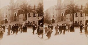 Westliche Besucher vor einer Moschee