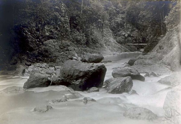 "Gorge en aval du camp de la rivière Ualib"