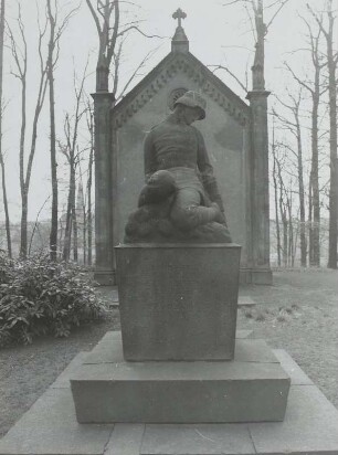 Denkmal für die Gefallenen des 1. Weltkrieges : Denkmal für die Gefallenen des 1. Weltkrieges. Porphyr (nach 1918). Hainichen, Stadtpark