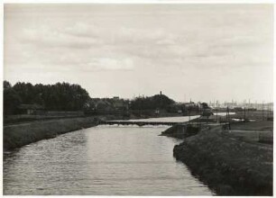 Saartal bei Völklingen. Blick flussaufwärts zur Stadt. im Vordergrund Staustufe mit Schleuse