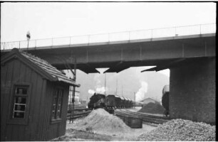 Lok 16/ 305, Rangieren in Eyach, neue Straßenbrücke von 1960