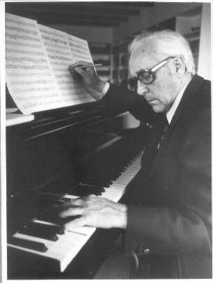 Der Komponist Werner Egk (1901-1983) beim Komponieren am Klavierflügel